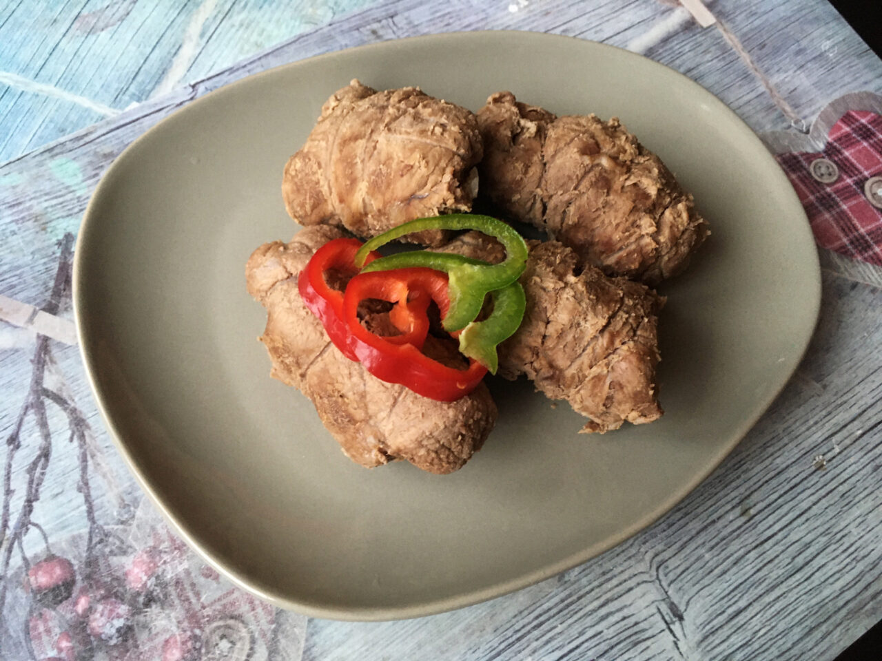 Rulouri din carne de vită cu capere poza