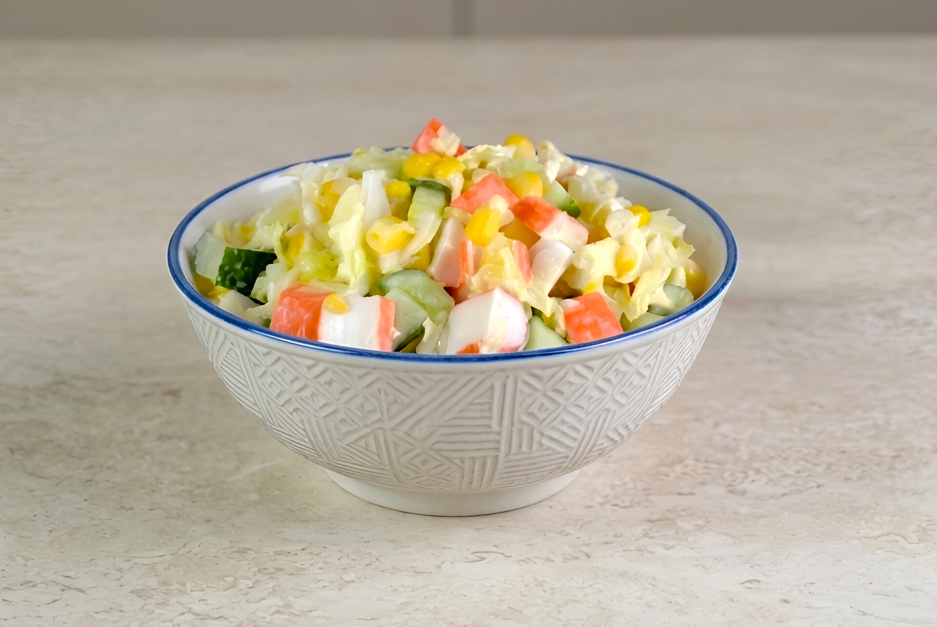 Salata cu betisoare de crabi si porumb poza