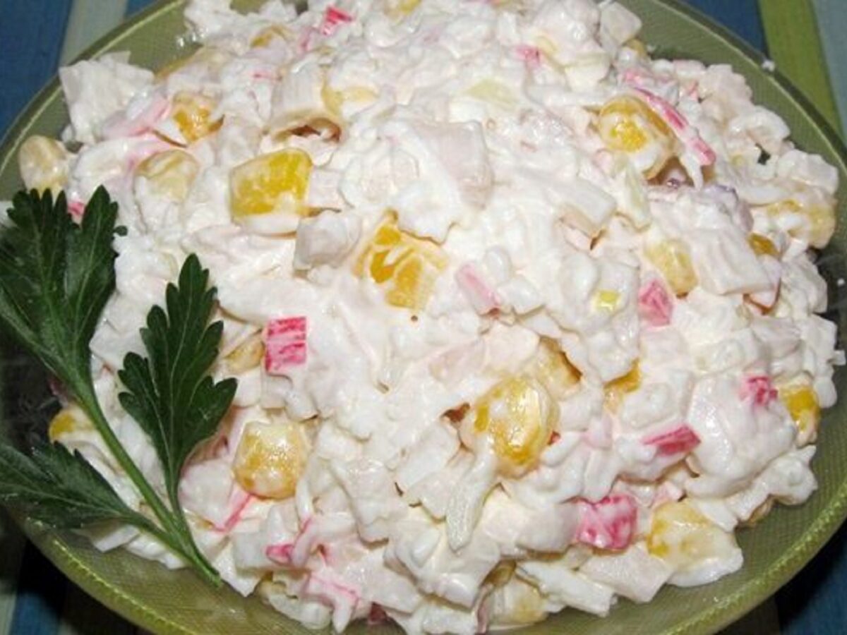 Salată cu bastoane de crab și castraveți murați poza