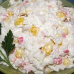 Salată cu bastoane de crab și castraveți murați