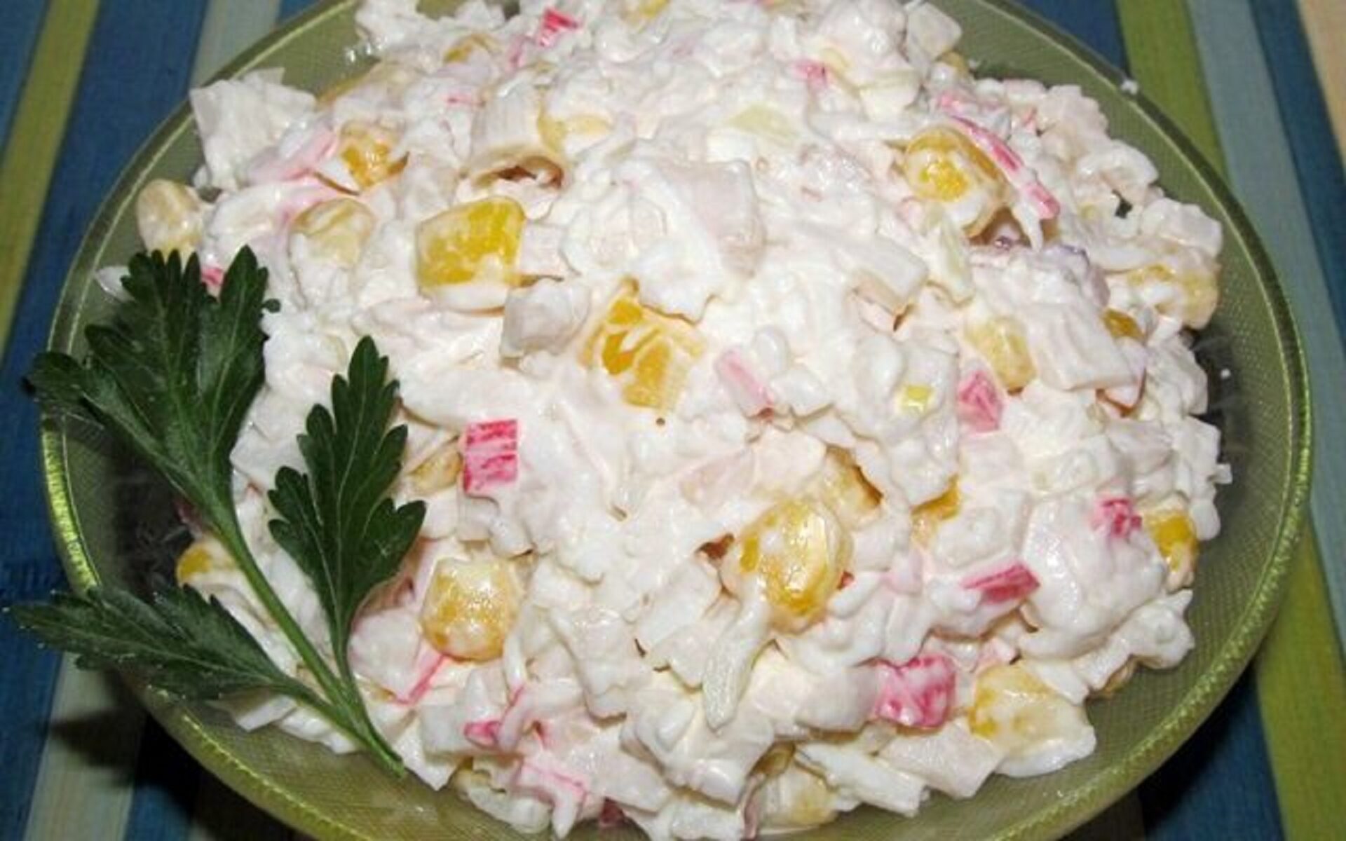 Salată cu bastoane de crab și castraveți murați poza