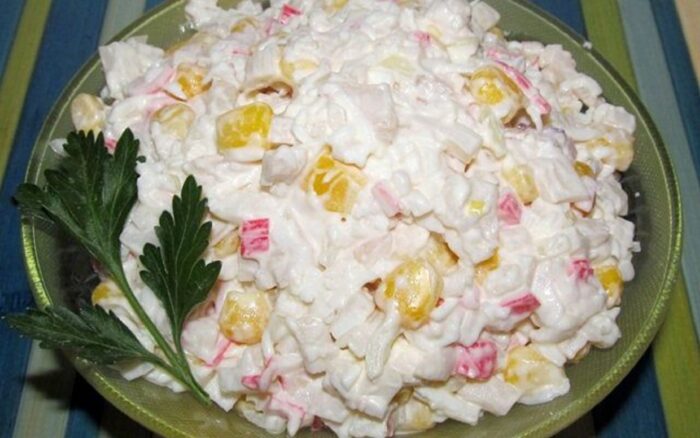 Salată cu bastoane de crab și castraveți murați poza