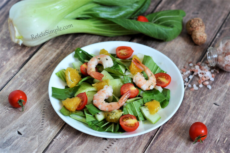 Salata cu creveti regali si varza bok choy