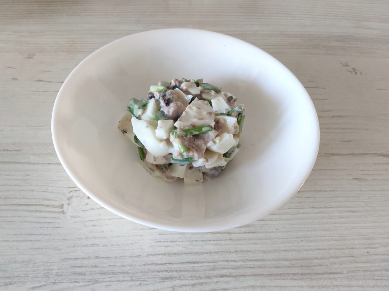 Salată cu ton și ceapă verde