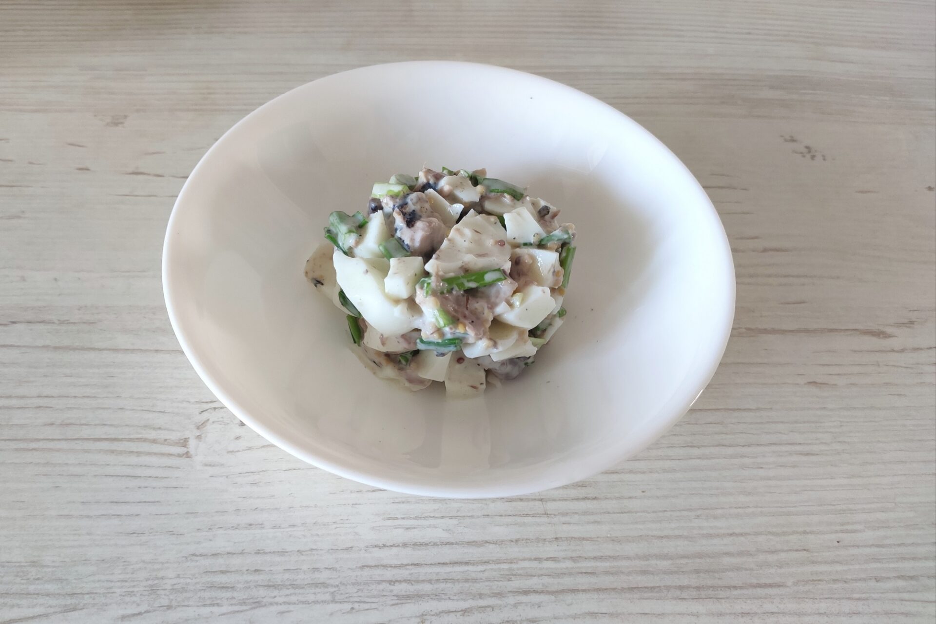 Salată cu ton și ceapă verde