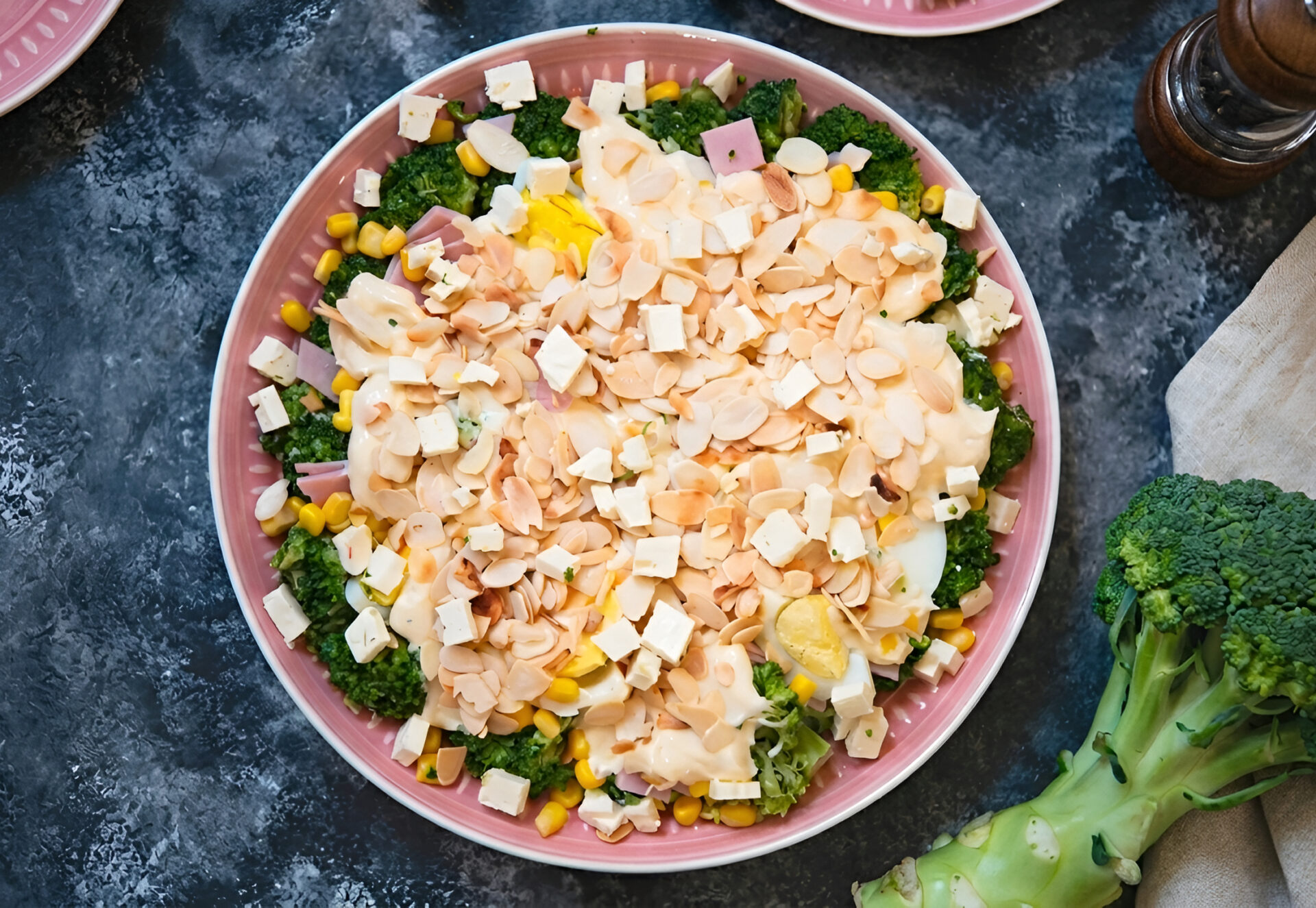 Salata de broccoli cu branza feta poza