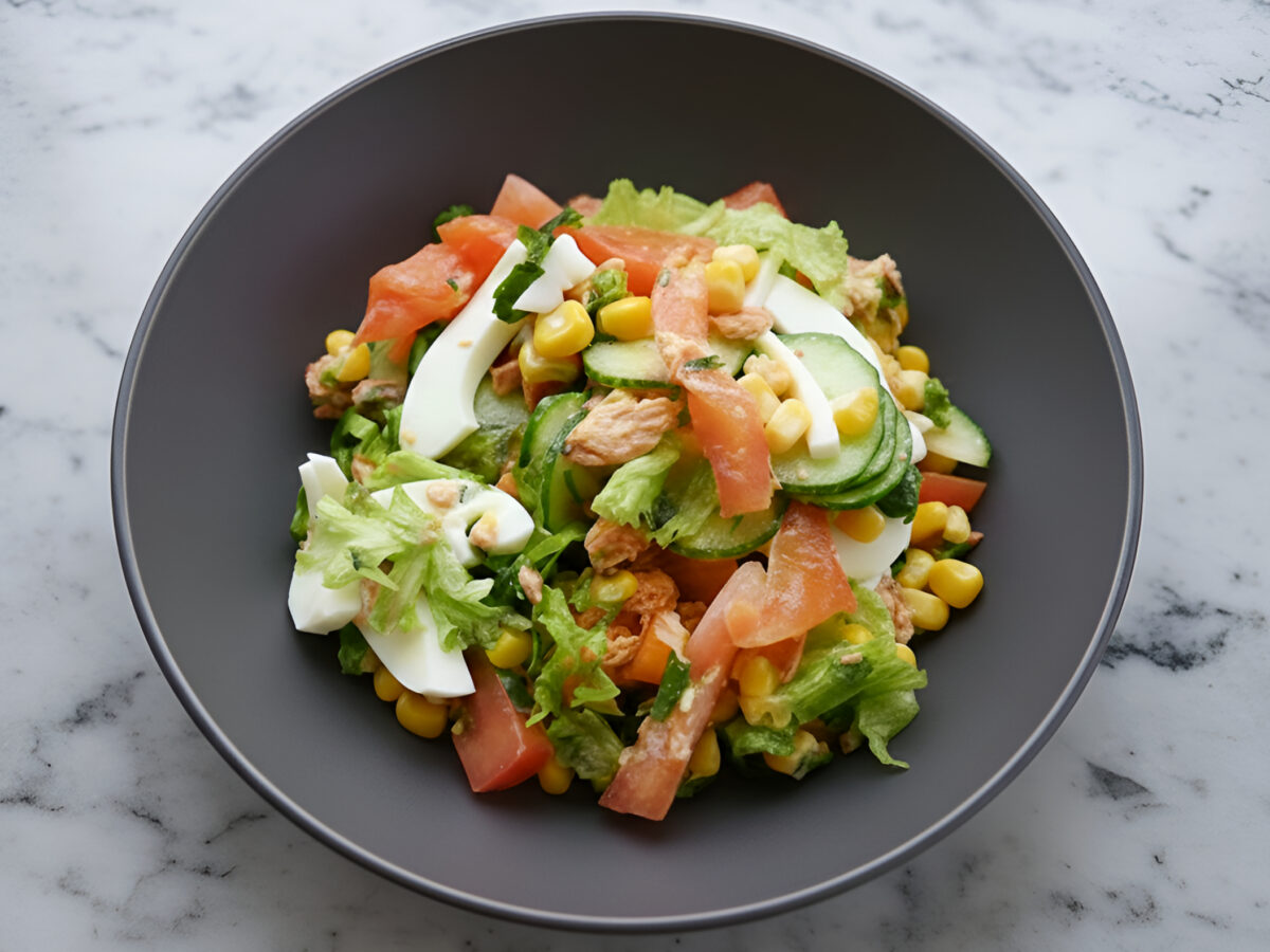 Salata de peste cu legume si porumb poza