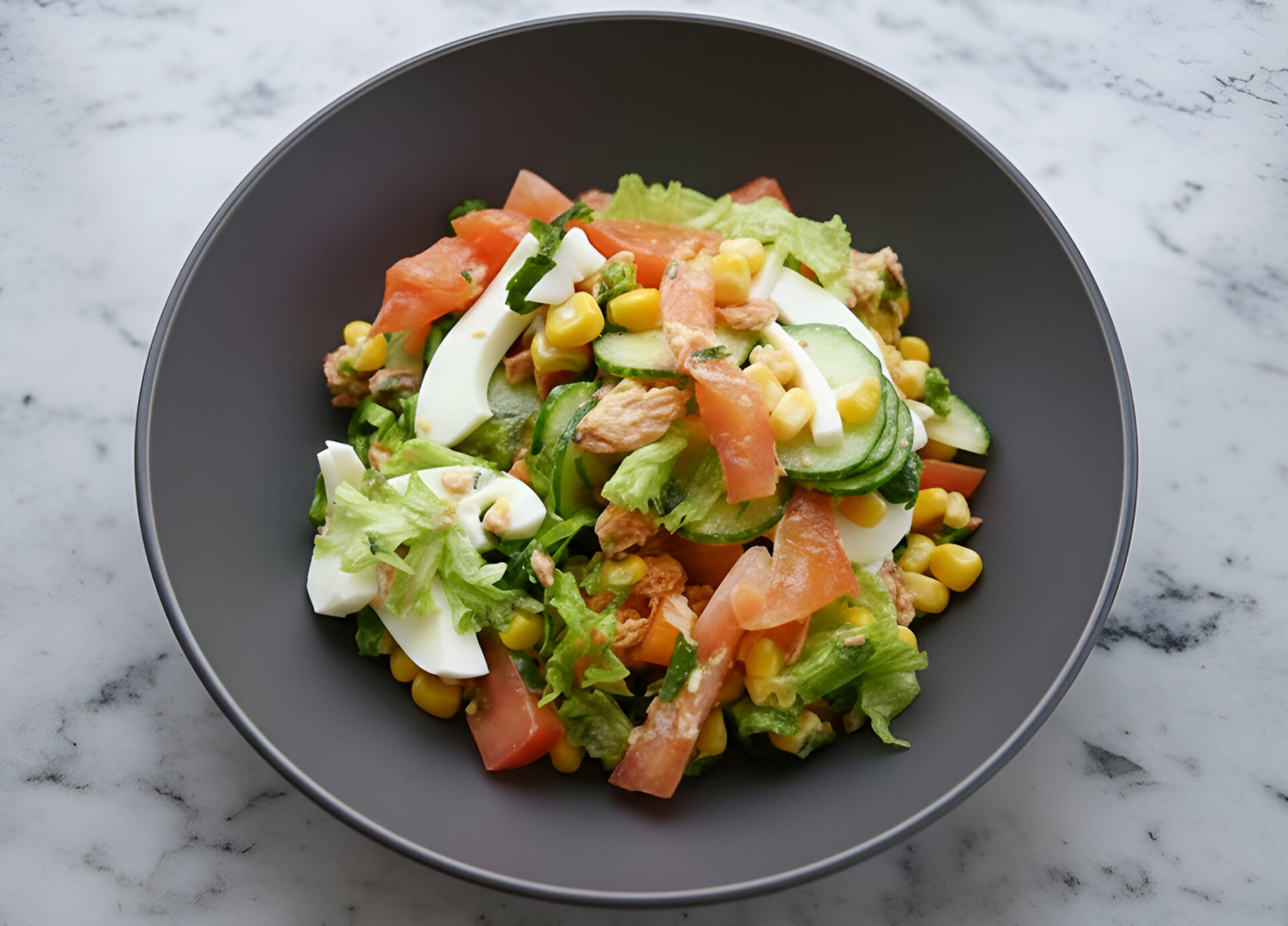 Salata de peste cu legume si porumb poza