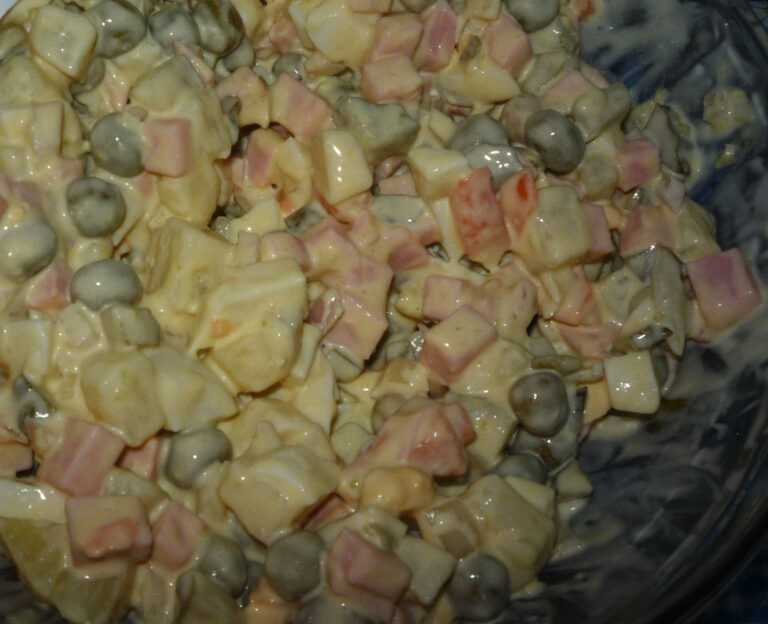 Salata Olivier cu salam si mere