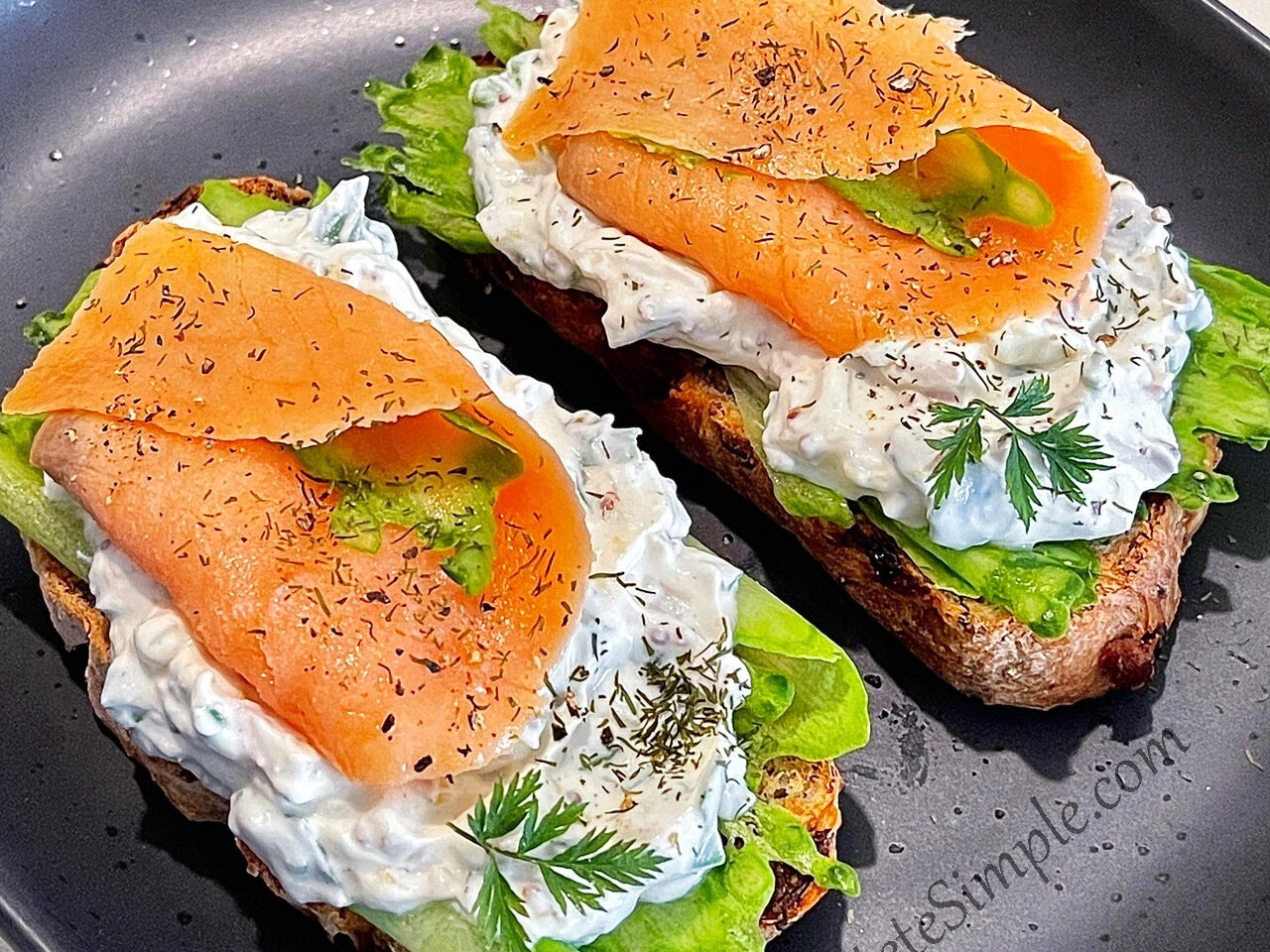 Sandwich cu somon si crema de branza
