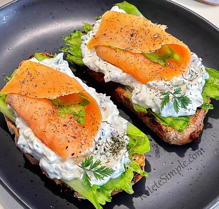 Sandwich cu somon si crema de branza