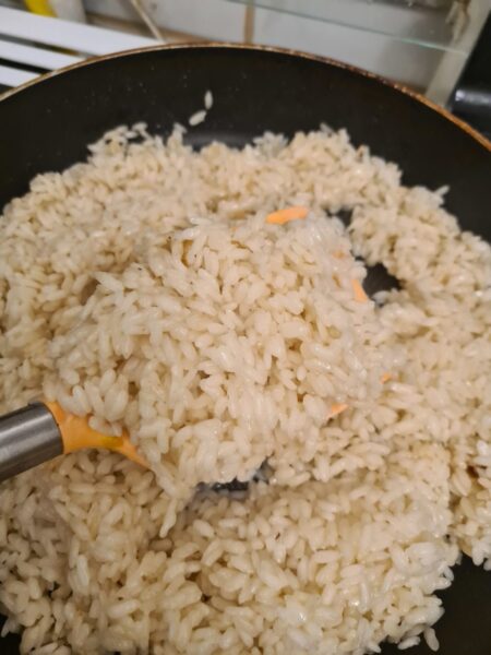 turnați apă în orez și să fierbeți la foc mic