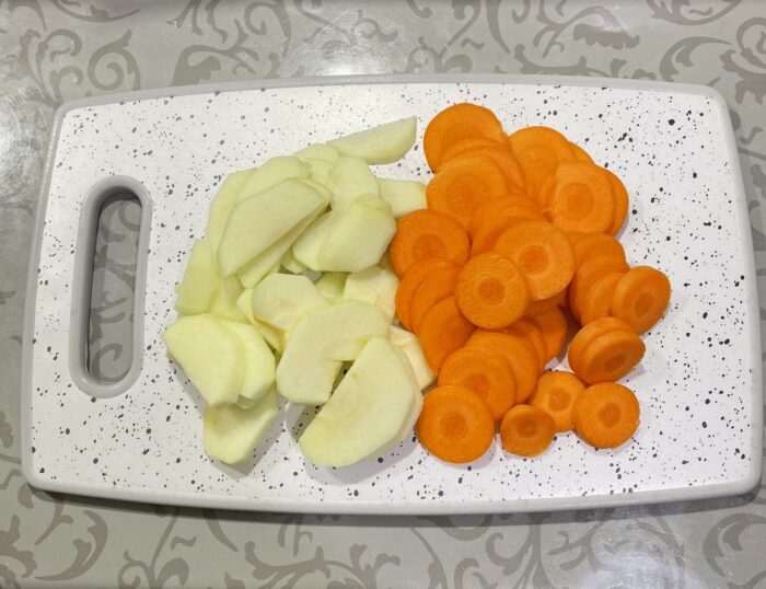 Tăiați fructul în două