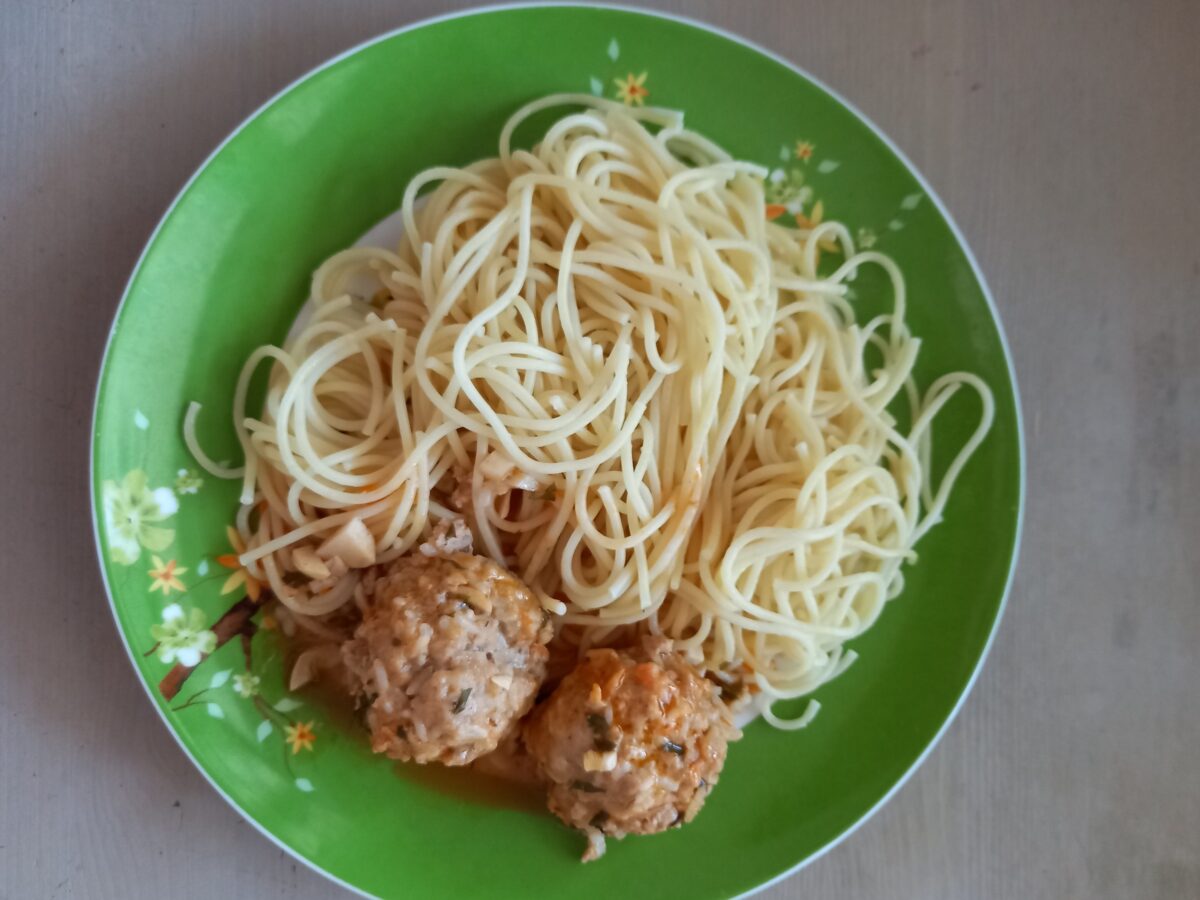 Spaghete cu chiftelute in sos de rosii poza