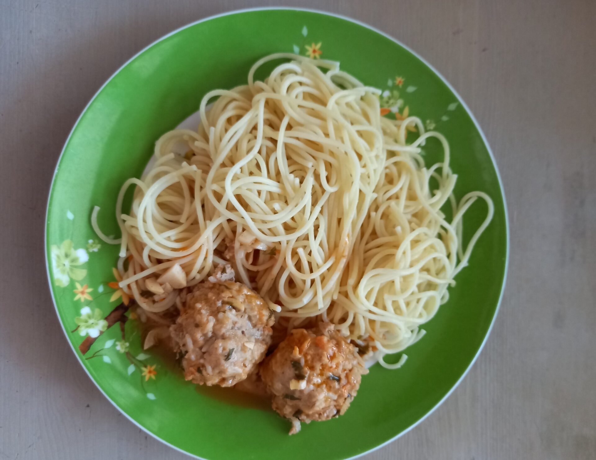 Spaghete cu chiftelute in sos de rosii poza