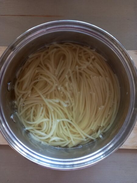 Fierbeți spaghetele