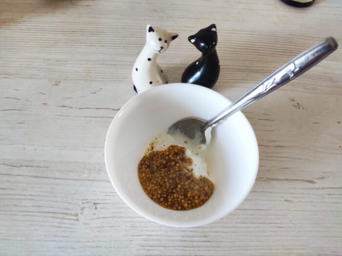 se amestecă iaurtul grecesc cu muștarul