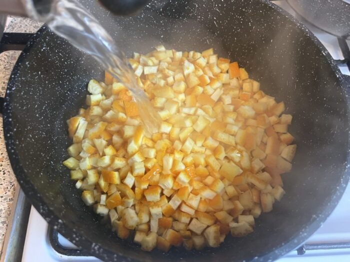 Se toarnă apă clocotită peste coajă