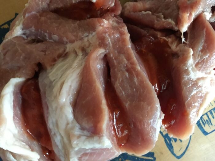 Tăiați carnea spălată