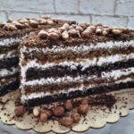 Tort de ciocolata cu miere si nuci