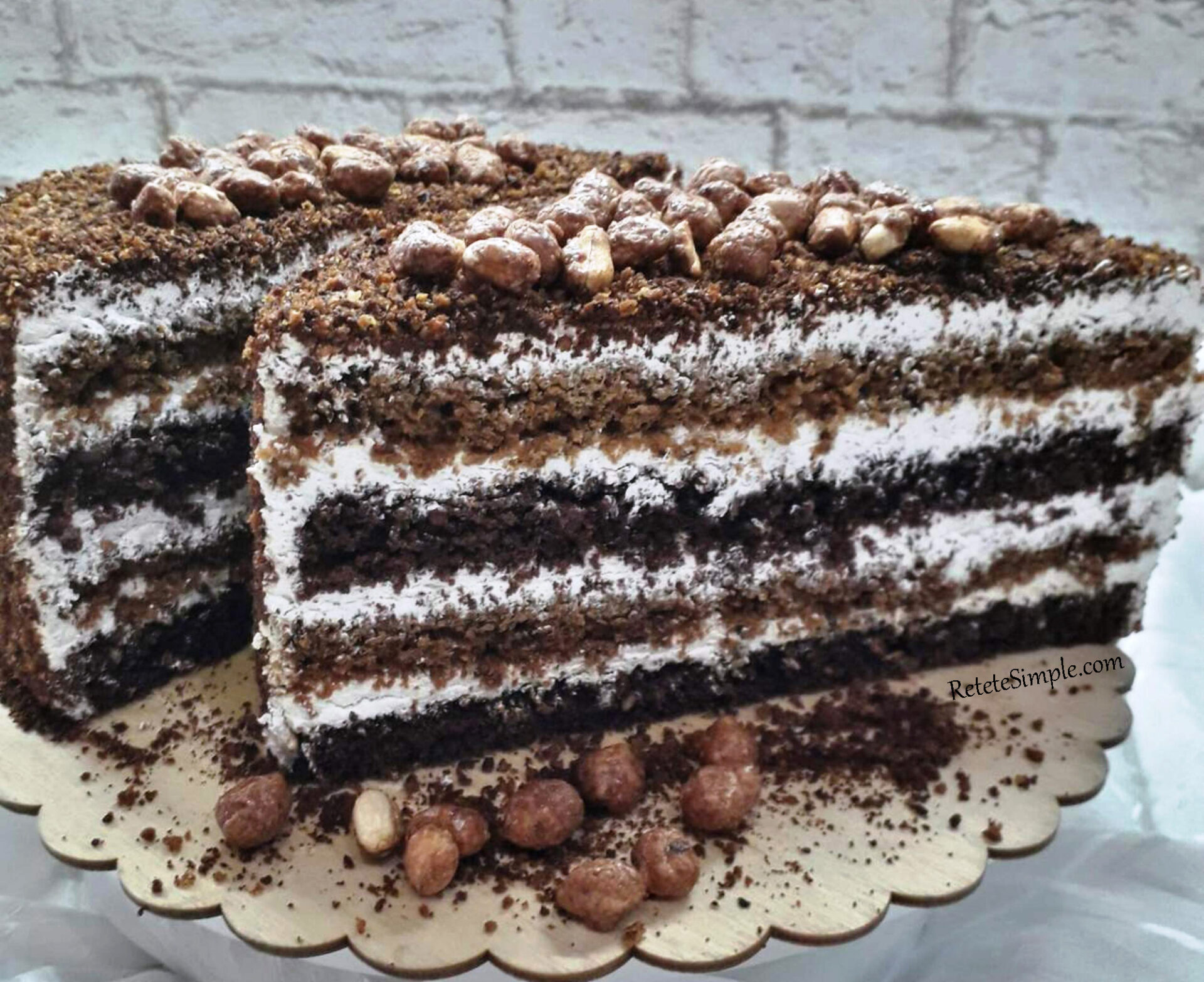 Tort de ciocolată cu miere si nuci poza