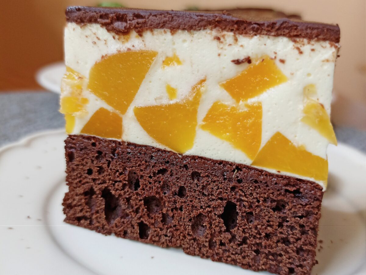 Tort de ciocolata cu piersici poza