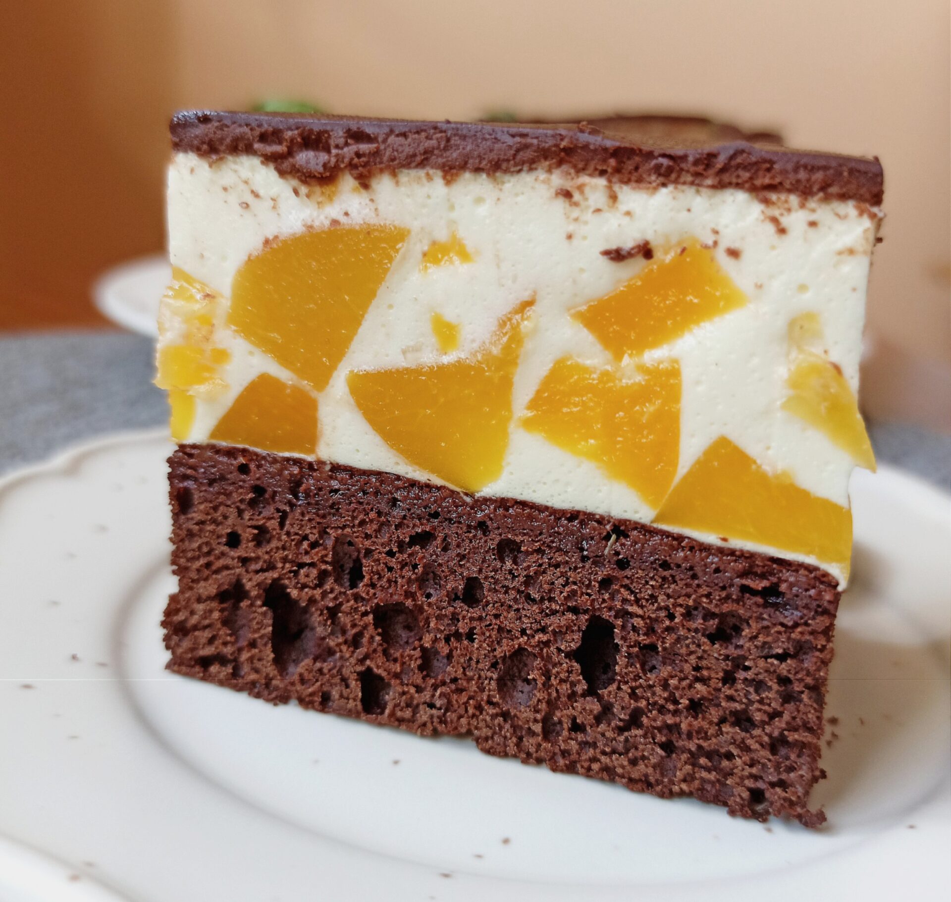 Tort de ciocolata cu piersici poza