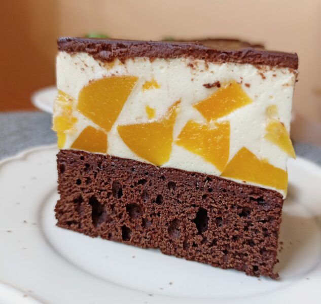 Tort de ciocolata cu piersici poza