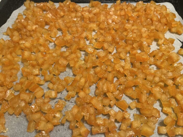 Așezăm fructele noastre confiate pe hârtie