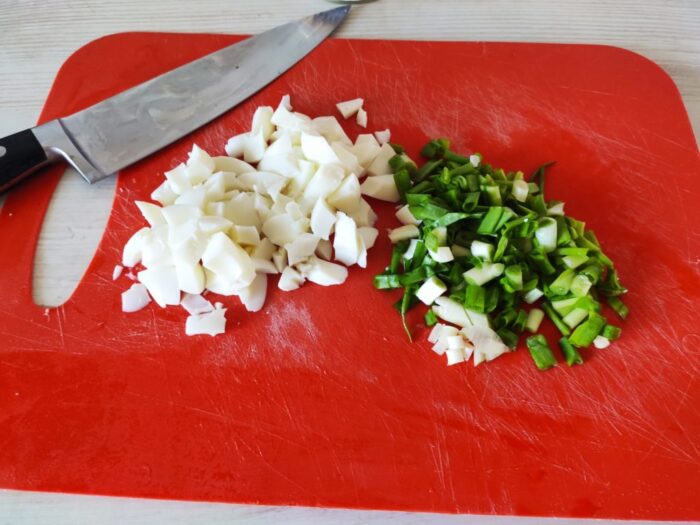 Se taie mărunt ceapa verde