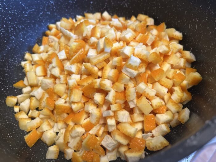 tăiați pielițele în cuburi egale