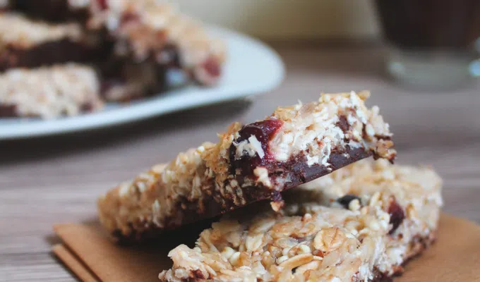 Batoane de granola cu ciocolata fara coacere