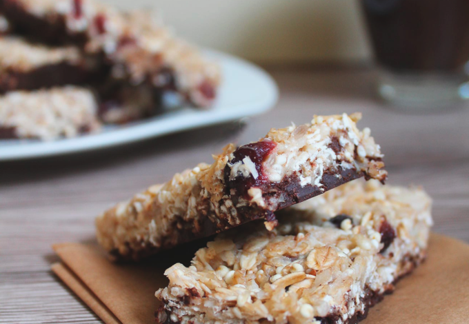 Batoane de granola cu ciocolata fara coacere poza