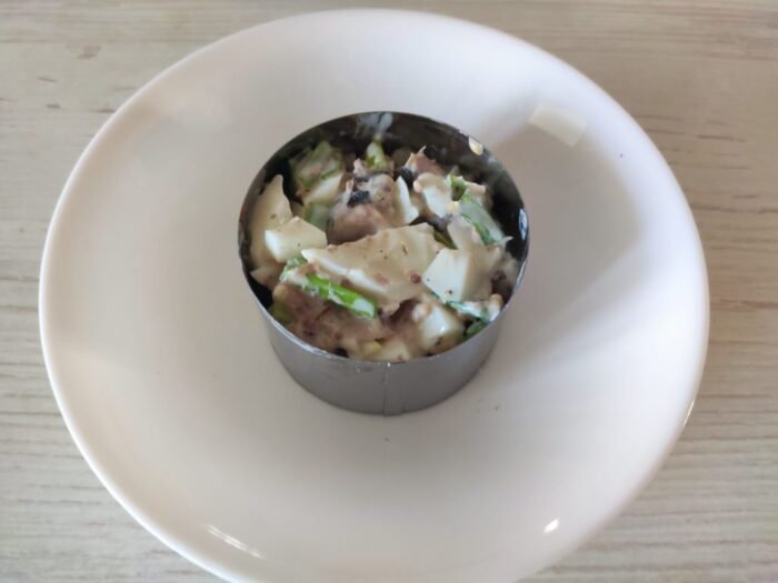 Se asezonează salata