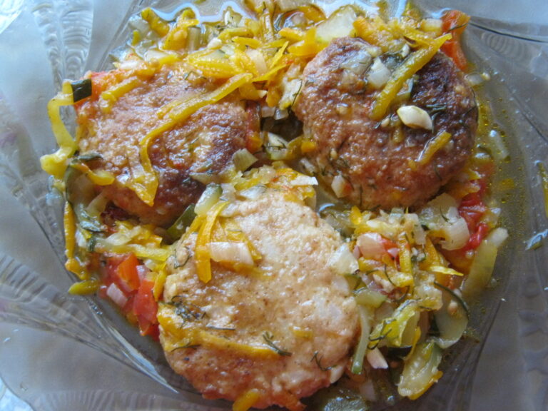 Chiftele din carne înăbuşite cu legume