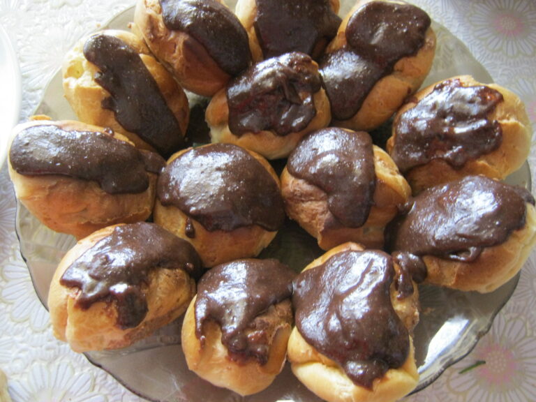 Eclere cu cremă de ciocolată