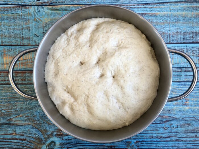 Așteptați ca aluatul să crească