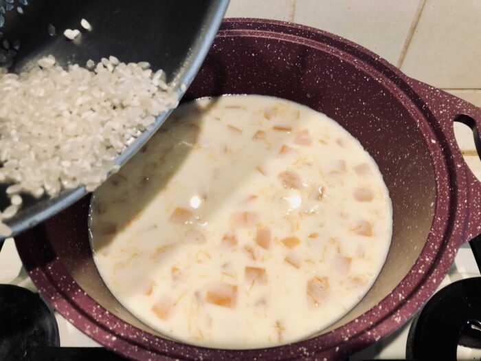 se toarnă orezul spălat