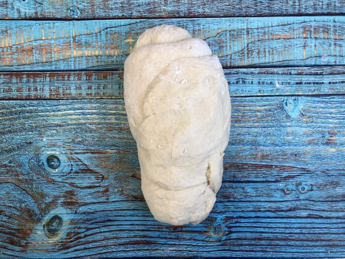 Se întinde aluatul în formă de pâine