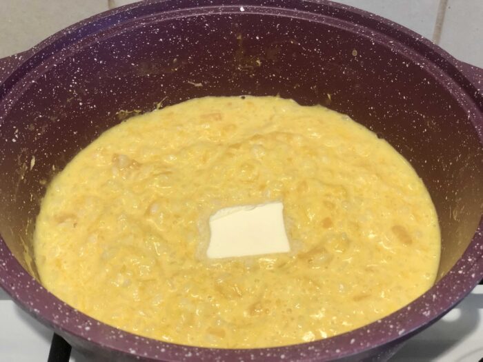 Adăugați o bucată de unt