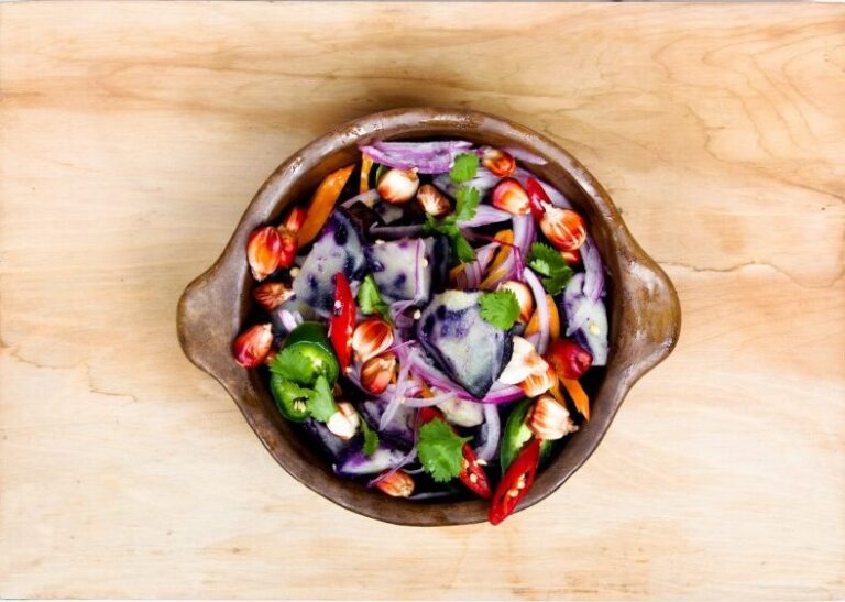 Salată cu varză și legume proaspete