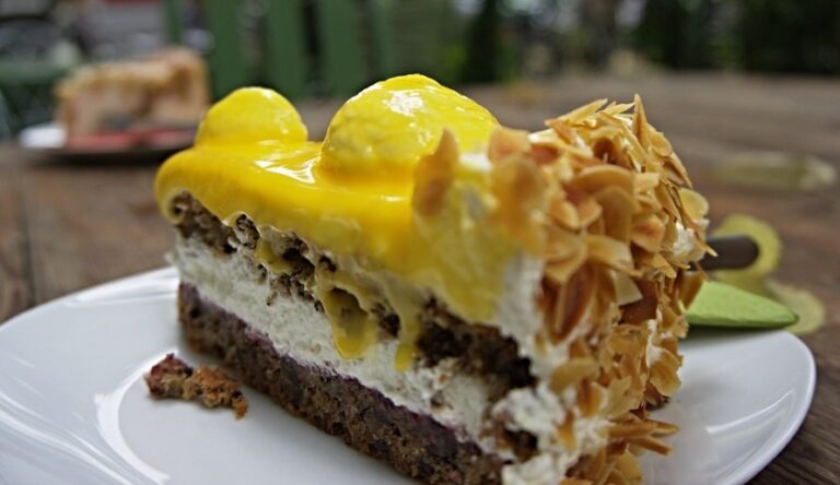 Tort de ciocolata cu crema de albus