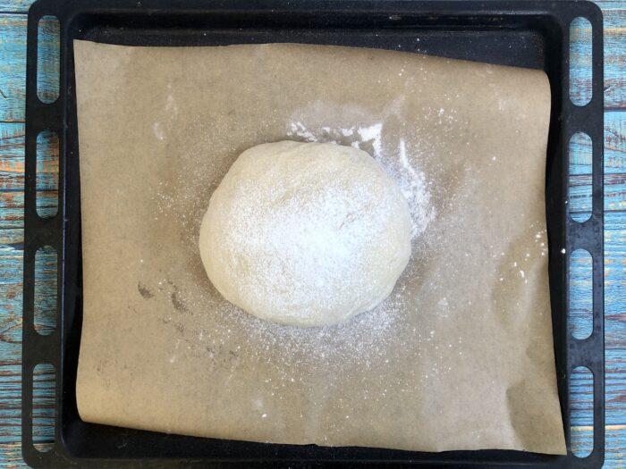 Se umezește suprafața aluatului