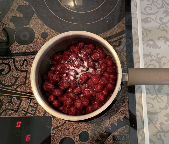 Se toarnă cireșele într-o cratiță