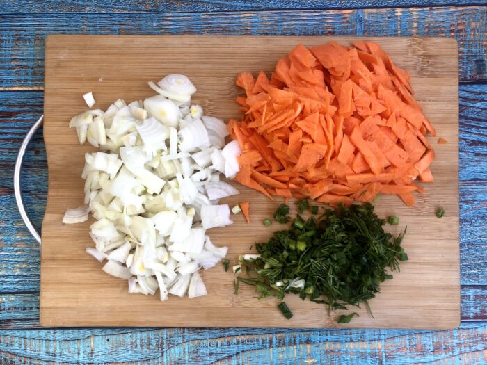 Se toacă ingredientele proaspete, ceapa și morcovii
