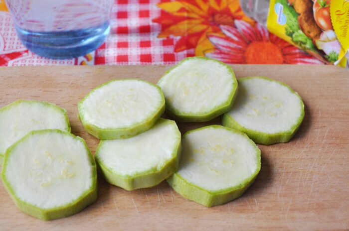 Se spală dovleceii și se taie în rondele