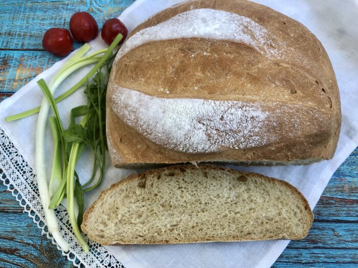 Felii de paine integrala servite cu unt topit si plante aromatice
