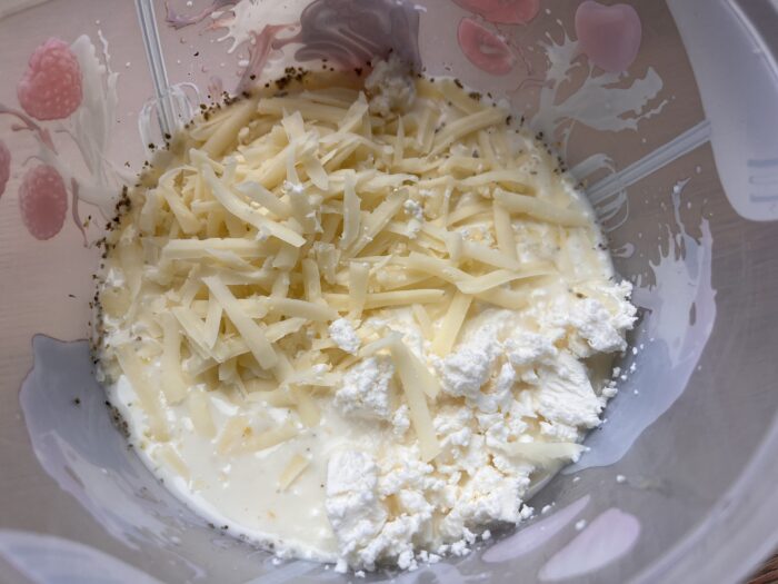 Adaugați în compoziție cașcavalul