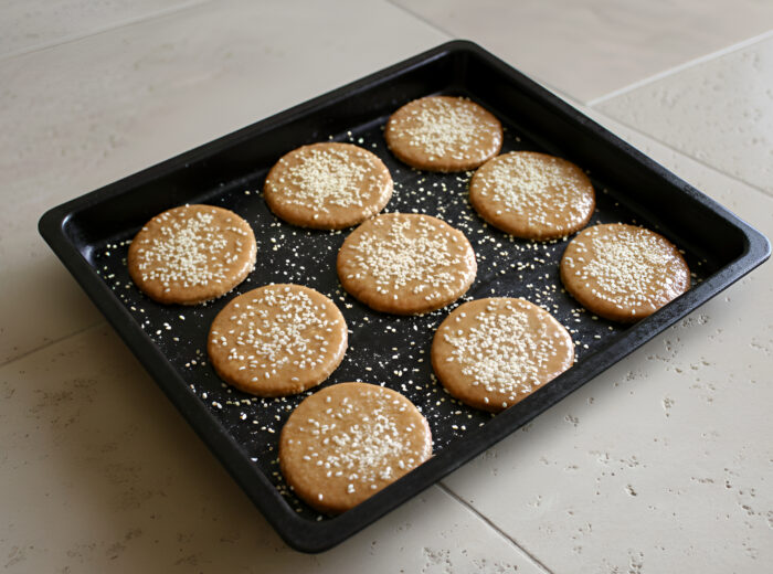 Puneti biscuitii in tava