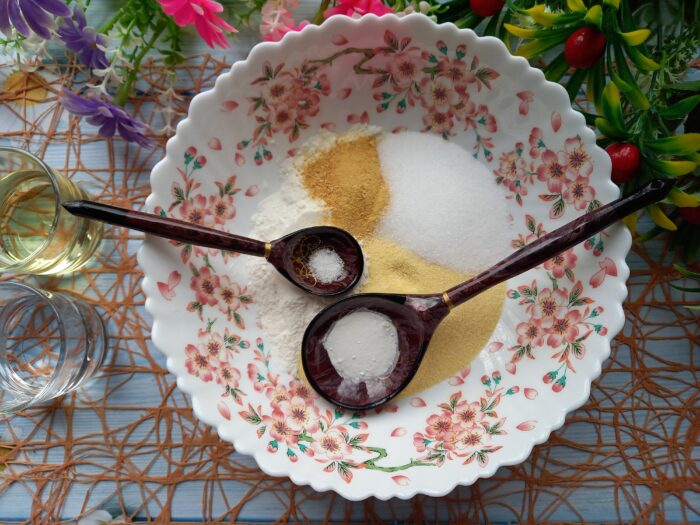 Mai întâi se amestecă toate ingredientele